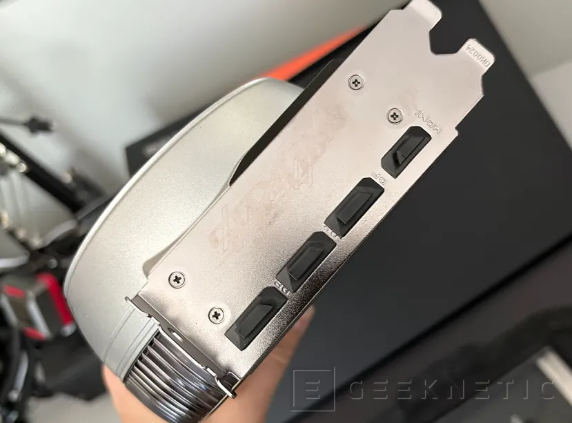 Geeknetic Gigabyte AORUS GeForce RTX 5090 INFINITY 32G Review: Gigabyte celebra su 40 aniversario son su gráfica más rápida y exclusiva 14