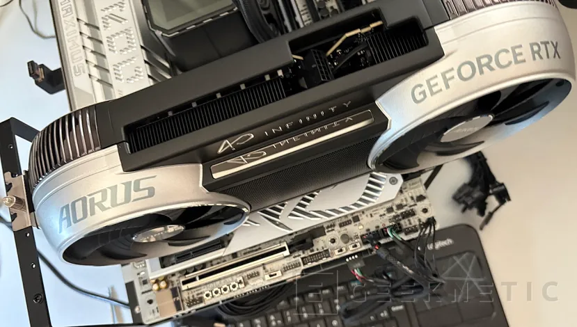 Geeknetic Gigabyte AORUS GeForce RTX 5090 INFINITY 32G Review: Gigabyte celebra su 40 aniversario son su gráfica más rápida y exclusiva 12