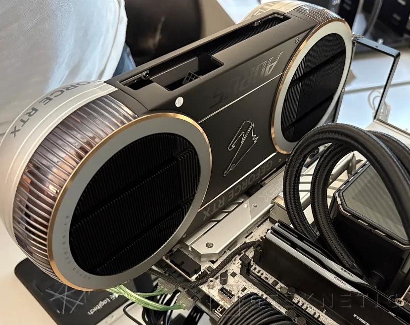 Geeknetic Gigabyte AORUS GeForce RTX 5090 INFINITY 32G Review: Gigabyte celebra su 40 aniversario son su gráfica más rápida y exclusiva 15