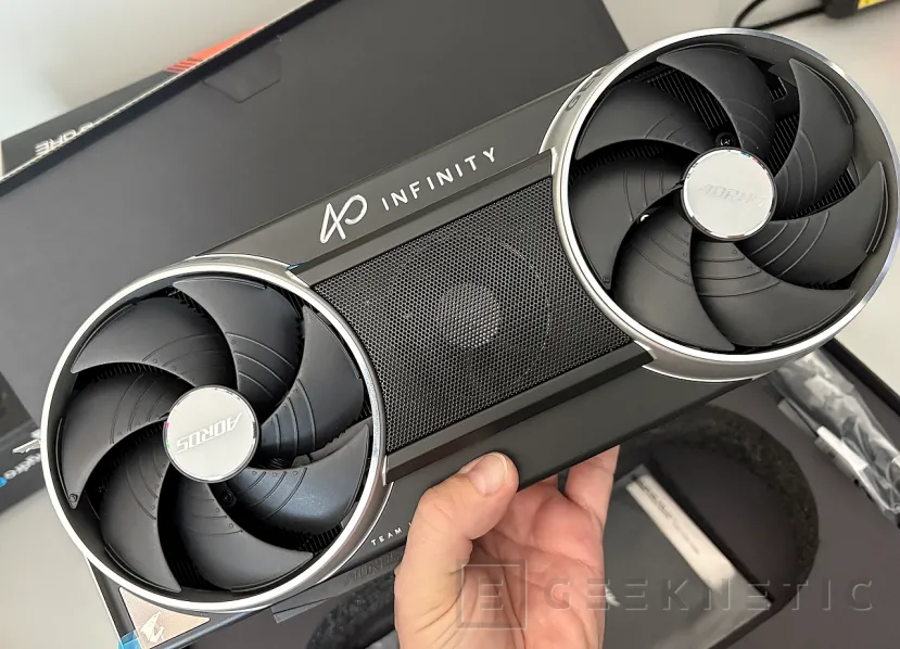 Geeknetic Gigabyte AORUS GeForce RTX 5090 INFINITY 32G Review: Gigabyte celebra su 40 aniversario son su gráfica más rápida y exclusiva 7