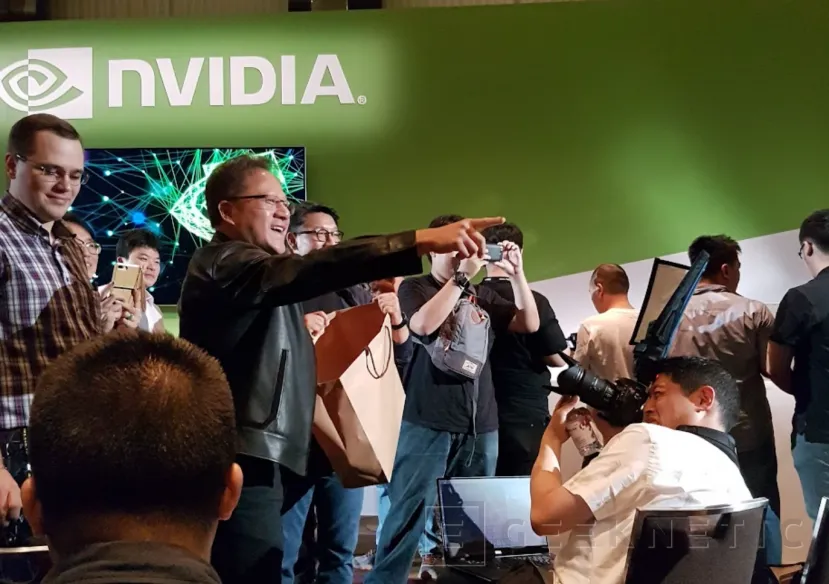 Geeknetic La mítica chaqueta de cuero de Jensen Huang, CEO de NVIDIA, se ha subastado por casi un millón de dólares 1