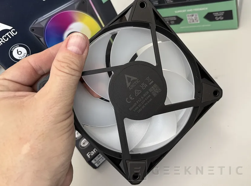 Geeknetic Arctic BioniX P12 A-RGB Review, mismo rendimiento que el P12 Pro con ARGB y montaje sin cables 10