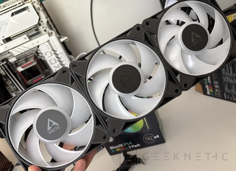 Geeknetic Arctic BioniX P12 A-RGB Review, mismo rendimiento que el P12 Pro con ARGB y montaje sin cables 12