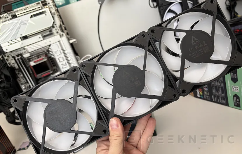 Geeknetic Arctic BioniX P12 A-RGB Review, mismo rendimiento que el P12 Pro con ARGB y montaje sin cables 13
