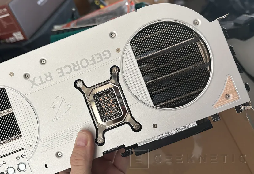 Geeknetic Gigabyte AORUS GeForce RTX 5080 INFINITY WOOD 16G Review: la RTX 5080 más elegante es, a la vez, la más potente de la marca 5