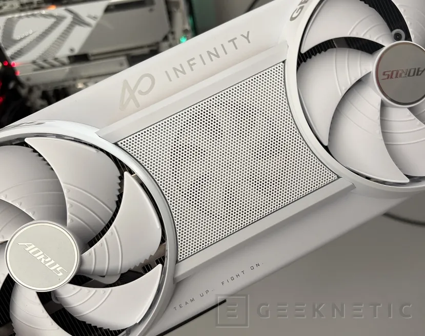 Geeknetic Gigabyte AORUS GeForce RTX 5080 INFINITY WOOD 16G Review: la RTX 5080 más elegante es, a la vez, la más potente de la marca 8
