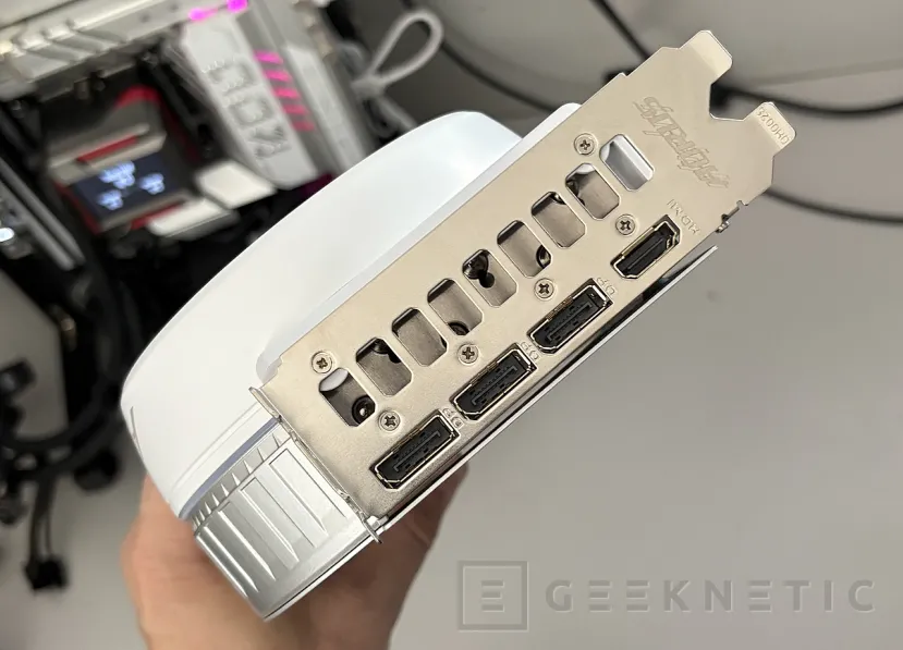 Geeknetic Gigabyte AORUS GeForce RTX 5080 INFINITY WOOD 16G Review: la RTX 5080 más elegante es, a la vez, la más potente de la marca 11