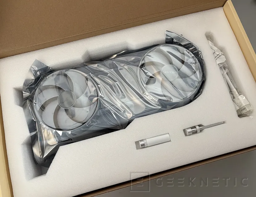 Geeknetic Gigabyte AORUS GeForce RTX 5080 INFINITY WOOD 16G Review: la RTX 5080 más elegante es, a la vez, la más potente de la marca 2