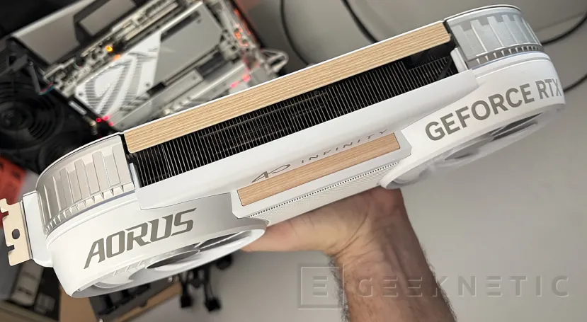 Geeknetic Gigabyte AORUS GeForce RTX 5080 INFINITY WOOD 16G Review: la RTX 5080 más elegante es, a la vez, la más potente de la marca 10