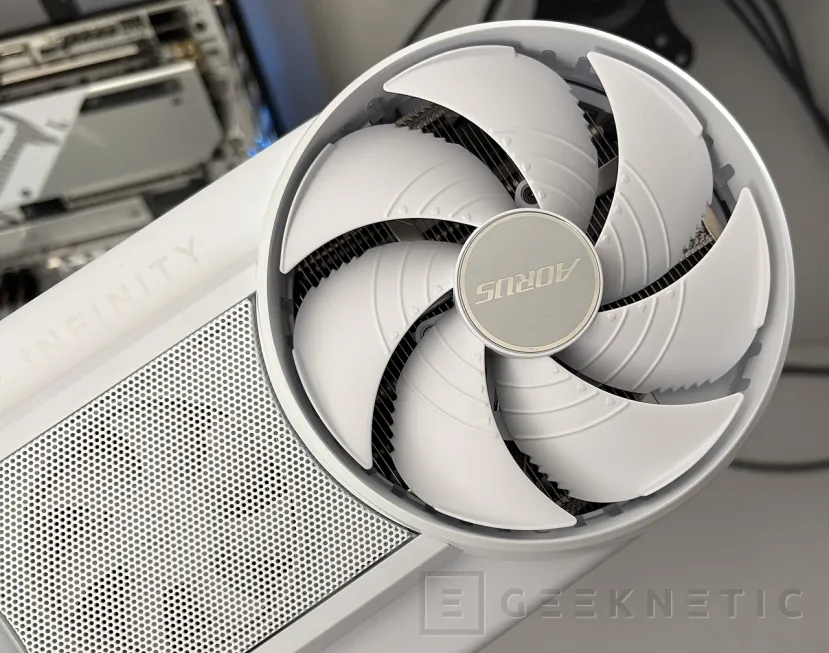 Geeknetic Gigabyte AORUS GeForce RTX 5080 INFINITY WOOD 16G Review: la RTX 5080 más elegante es, a la vez, la más potente de la marca 7