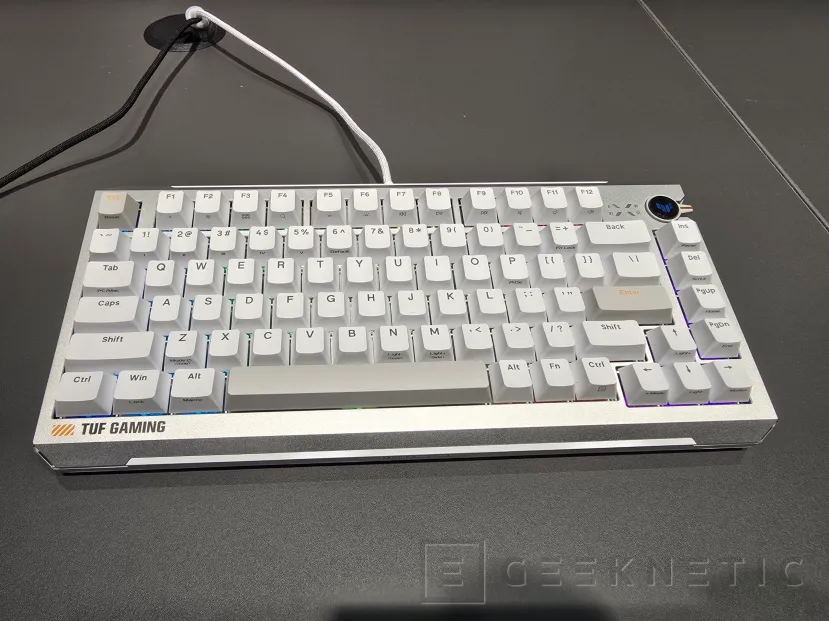 Geeknetic ASUS presenta el TUF GAMING K4 MAGNETIC, un teclado gaming con 8.000 Hz y distancia de actuación ajustable 3