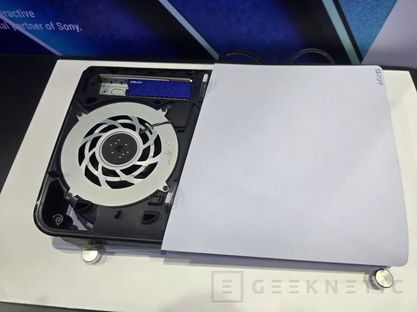 Geeknetic PNY lanza el nuevo SSD CS2341 de 1 TB con disipador en color azul para ampliar el almacenamiento de PS5 1