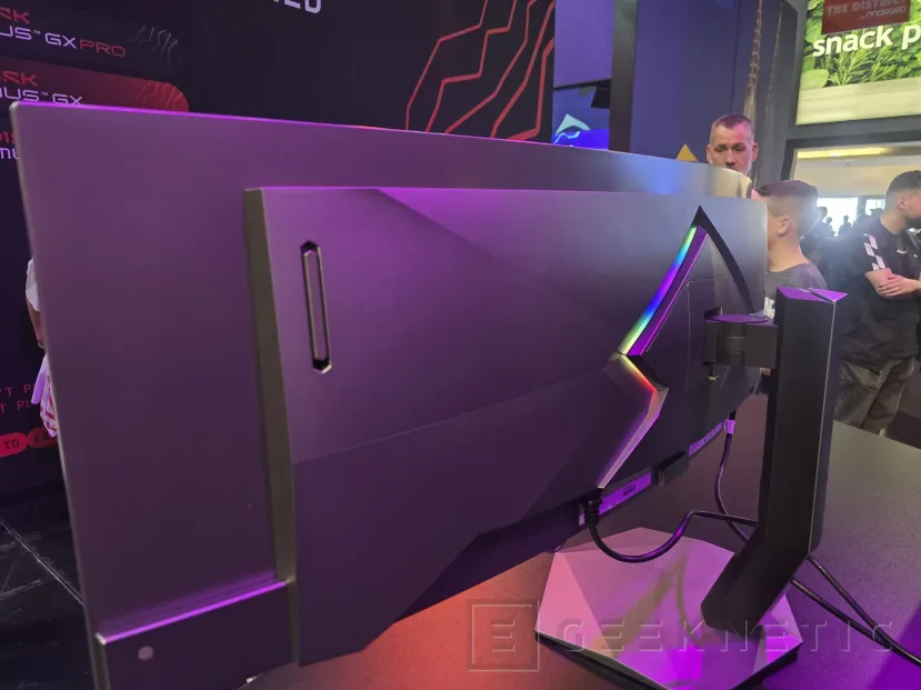 Geeknetic AOC lleva a Gamescom un monitor QD-OLED de 48,9 pulgadas, 5.120 x 1.440 píxeles y 240 Hz 2