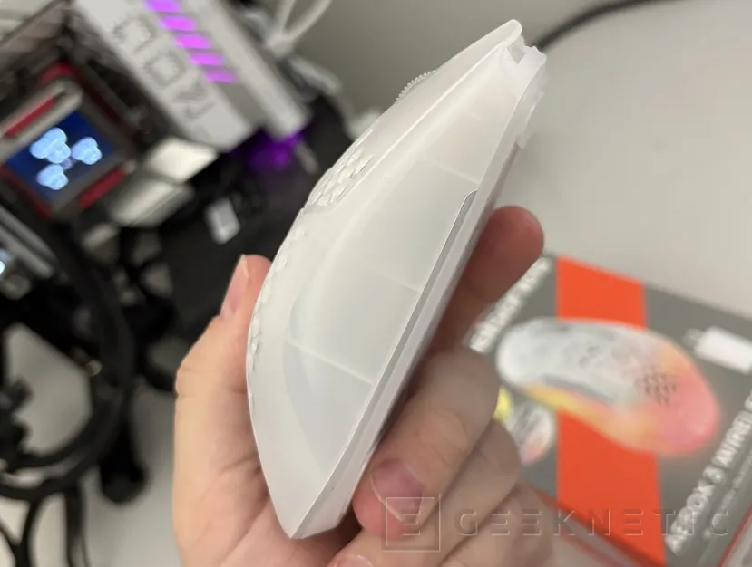 Geeknetic SteelSeries Aerox 3 Wireless Gen 2 Ghost, la fórmula ligera y resistente al agua ahora con sondeo 4K 14
