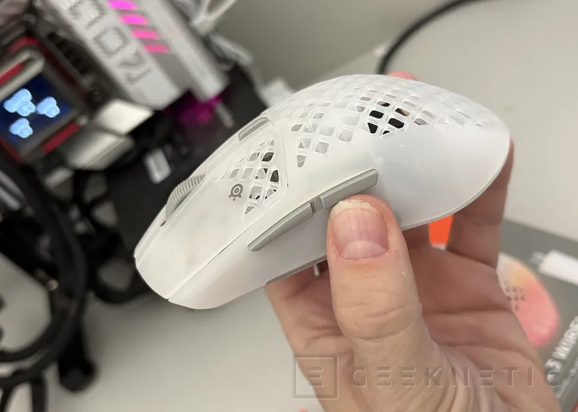 Geeknetic SteelSeries Aerox 3 Wireless Gen 2 Ghost, la fórmula ligera y resistente al agua ahora con sondeo 4K 4