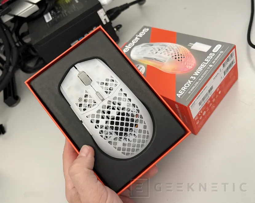 Geeknetic SteelSeries Aerox 3 Wireless Gen 2 Ghost, la fórmula ligera y resistente al agua ahora con sondeo 4K 2