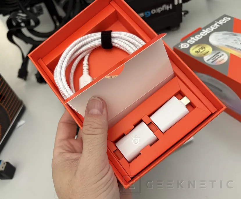 Geeknetic SteelSeries Aerox 3 Wireless Gen 2 Ghost, la fórmula ligera y resistente al agua ahora con sondeo 4K 3