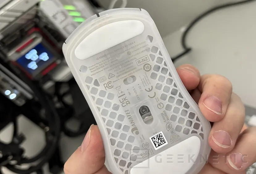 Geeknetic SteelSeries Aerox 3 Wireless Gen 2 Ghost, la fórmula ligera y resistente al agua ahora con sondeo 4K 13