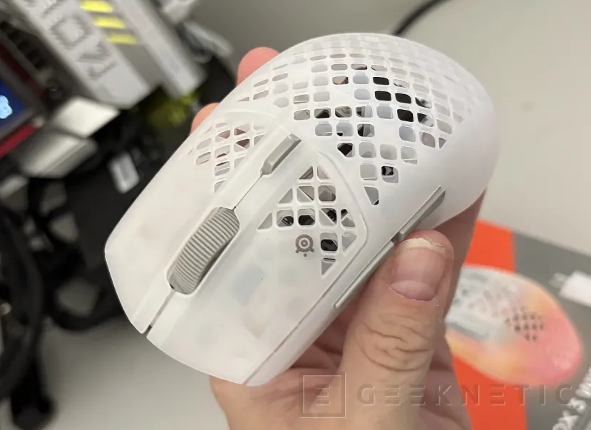 Geeknetic SteelSeries Aerox 3 Wireless Gen 2 Ghost, la fórmula ligera y resistente al agua ahora con sondeo 4K 9