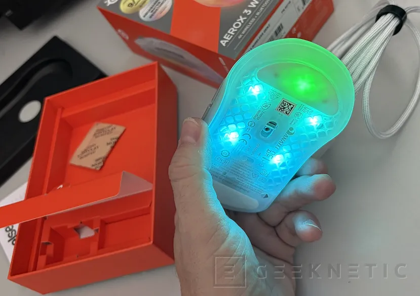 Geeknetic SteelSeries Aerox 3 Wireless Gen 2 Ghost, la fórmula ligera y resistente al agua ahora con sondeo 4K 15