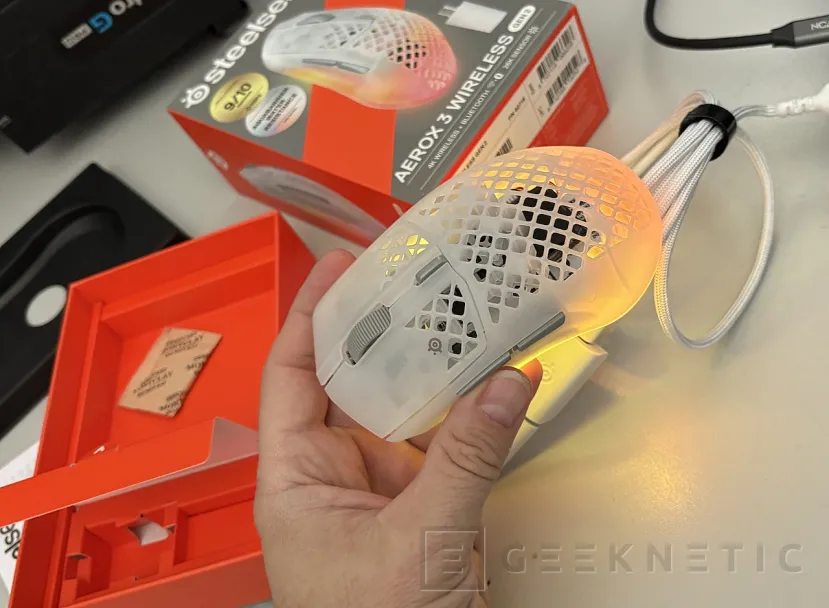 Geeknetic SteelSeries Aerox 3 Wireless Gen 2 Ghost, la fórmula ligera y resistente al agua ahora con sondeo 4K 10