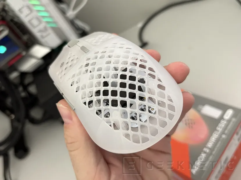 Geeknetic SteelSeries Aerox 3 Wireless Gen 2 Ghost, la fórmula ligera y resistente al agua ahora con sondeo 4K 12