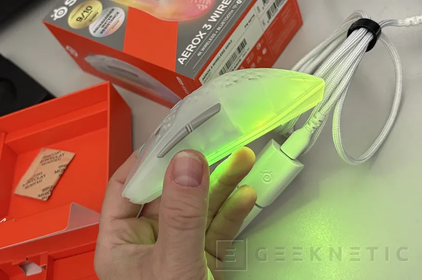Geeknetic SteelSeries Aerox 3 Wireless Gen 2 Ghost, la fórmula ligera y resistente al agua ahora con sondeo 4K 11