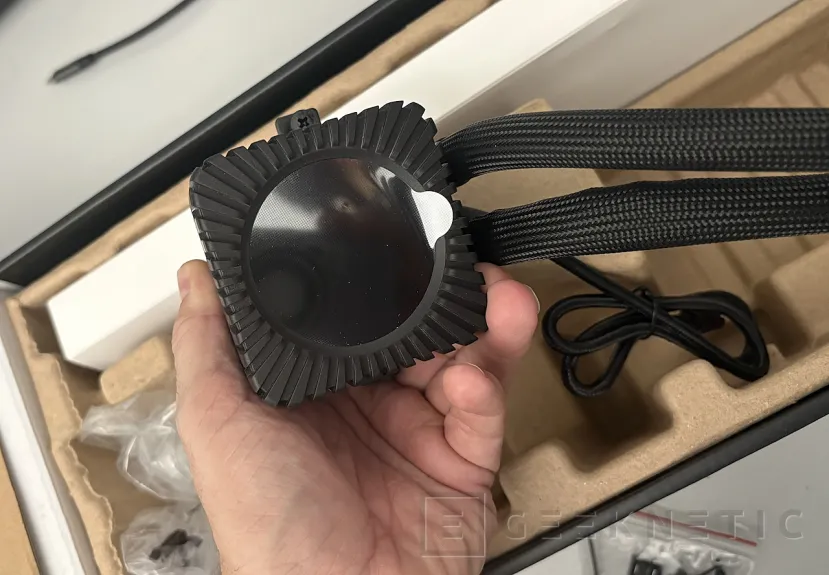 Geeknetic Be quiet! Light Loop IO LCD 360mm Review, magnífica gestión centralizada con una espectacular pantalla circular 8