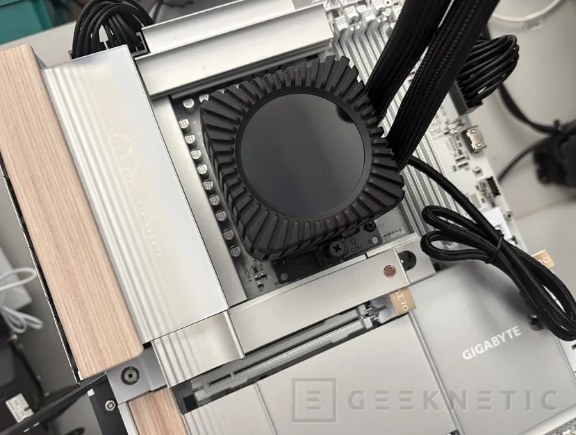 Geeknetic Be quiet! Light Loop IO LCD 360mm Review, magnífica gestión centralizada con una espectacular pantalla circular  24