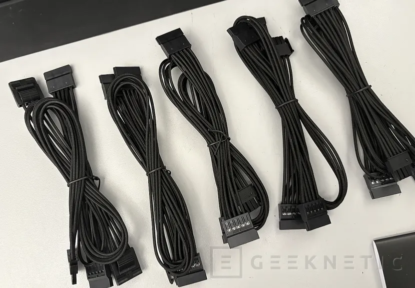 Geeknetic be quiet! Dark Power Pro 14 IO 1600W Review, Titanium, aluminio y control total con IO Center 17