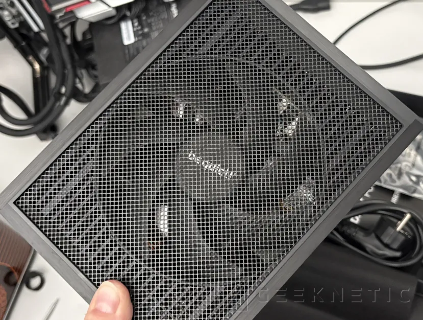 Geeknetic be quiet! Dark Power Pro 14 IO 1600W Review, Titanium, aluminio y control total con IO Center 16