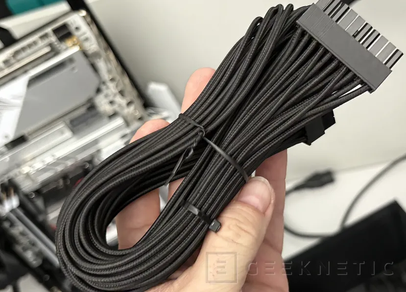 Geeknetic be quiet! Dark Power Pro 14 IO 1600W Review, Titanium, aluminio y control total con IO Center 19