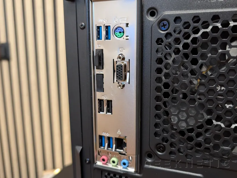 Geeknetic PCSpecialist MOMENTUM ELITE Review: Un PC gaming con RTX 5060 y recortes para quedarse en 1.000 euros en plena crisis del hardware 9