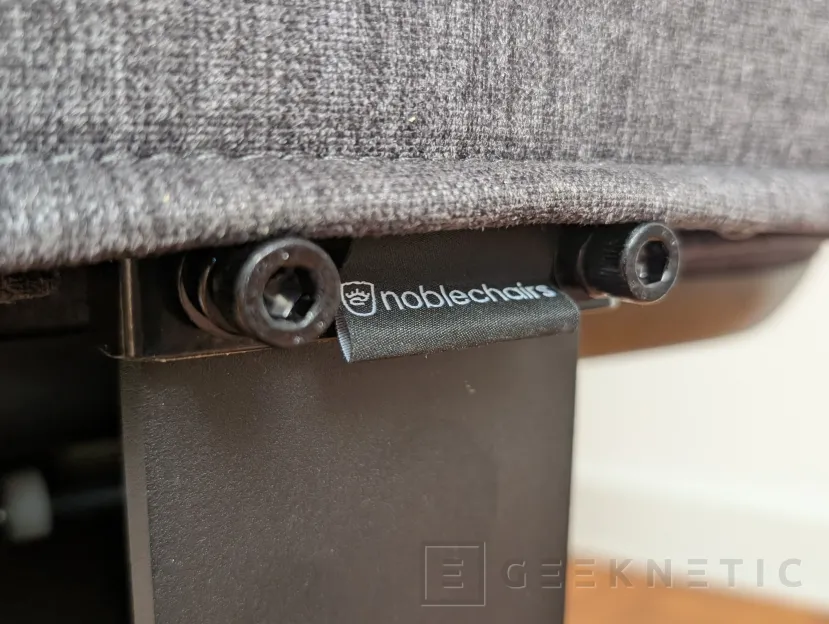 Geeknetic noblechairs AURA TX Antracita Review: gran ergonomía y un ajuste lumbar de primer nivel en un modelo inusualmente bajo para su categoría 11