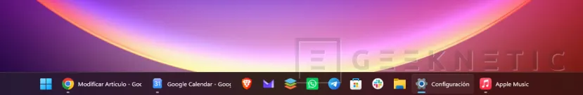 Geeknetic Ya puedes mover la barra de tareas de Windows 11 donde quieras: así puedes personalizarla paso a paso 5