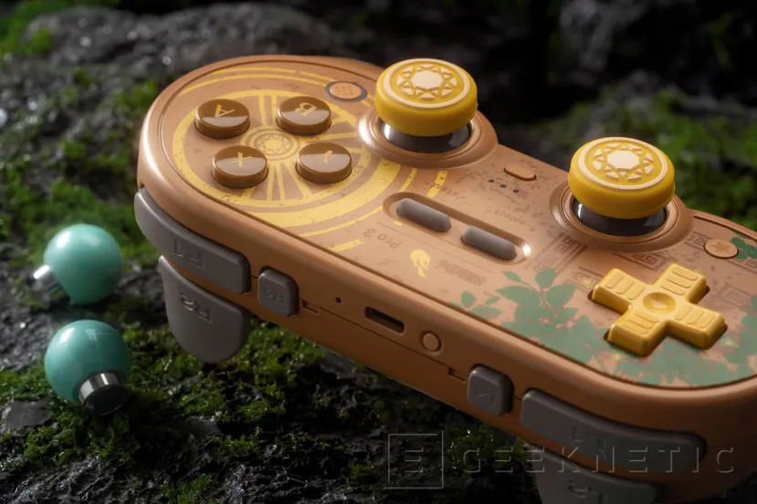 Geeknetic Atención, fans de Lara Croft: 8BitDo homenajea los 30 años de Tomb Raider con dos nuevos mandos dotados de joysticks TMR 1