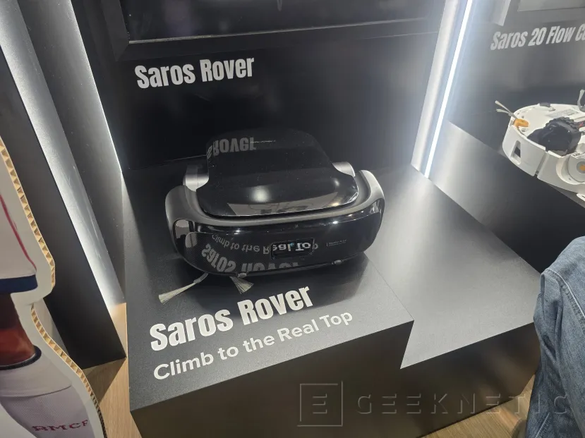 Geeknetic Hemos visto en IFA 2026 el Roborock Saros Rover que sube escaleras mientras las limpia 1