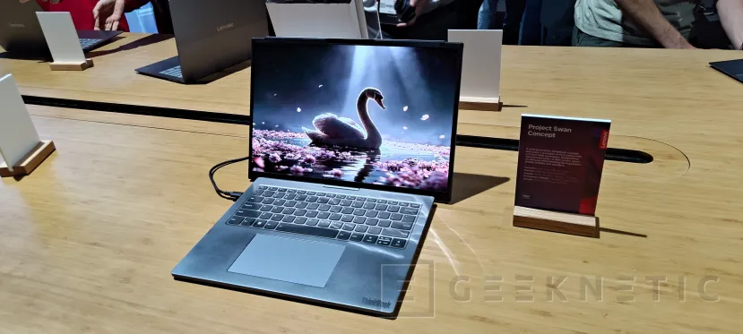 Geeknetic Lenovo Project Swan transforma una pantalla de 14 pulgadas y formato 4:3 en una de 17 pulgadas y 16:9 2