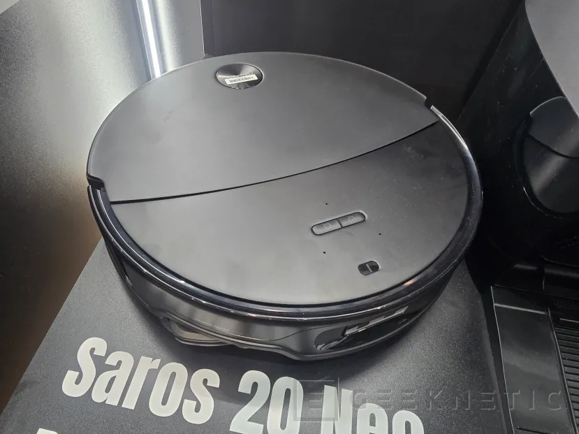 Geeknetic 36.000 Pa y 7,95 cm de altura: así es el nuevo robot limpiador Saros 20 Neo de Roborock 1