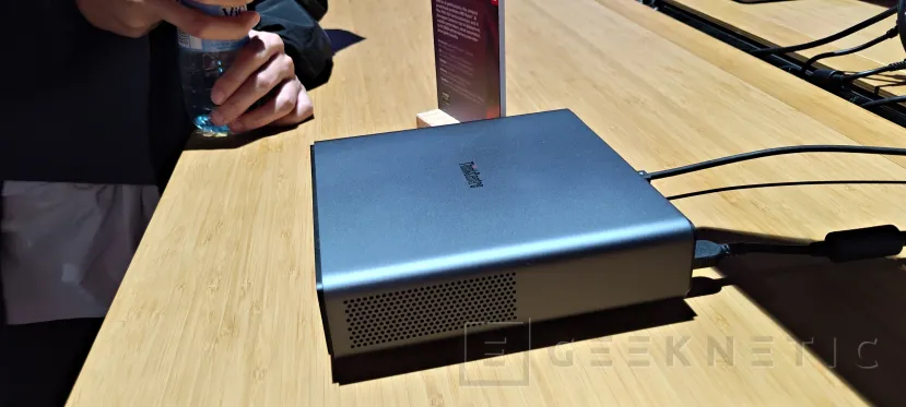 Geeknetic Lenovo ThinkCentre X Ultra, un mini PC con los chips Ryzen AI Max PRO 400 y hasta 128 GB de memoria unificada 3