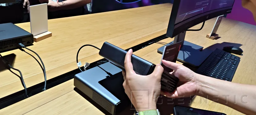 Geeknetic Lenovo ThinkCentre X Ultra, un mini PC con los chips Ryzen AI Max PRO 400 y hasta 128 GB de memoria unificada 2