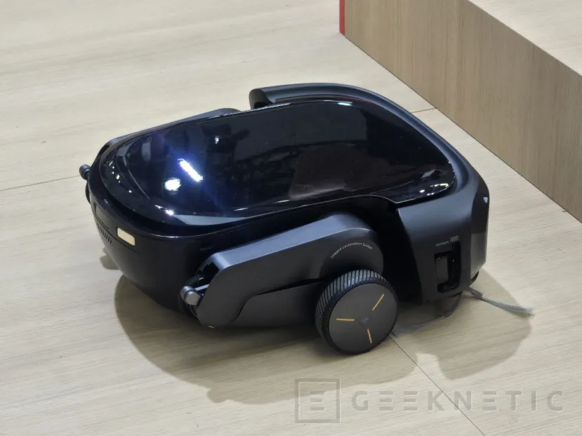 Geeknetic Hemos visto en IFA 2026 el Roborock Saros Rover que sube escaleras mientras las limpia 2