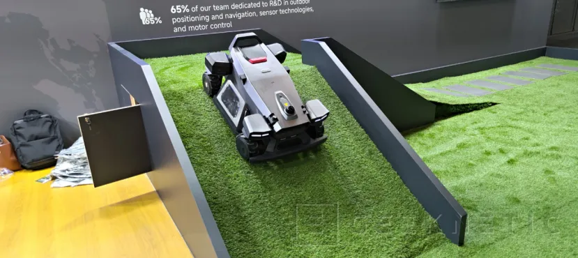 Geeknetic Así es el Airseekers ARANIX, el robot cortacésped con cuatro ruedas de giro independiente que superan pendientes del 85% 1