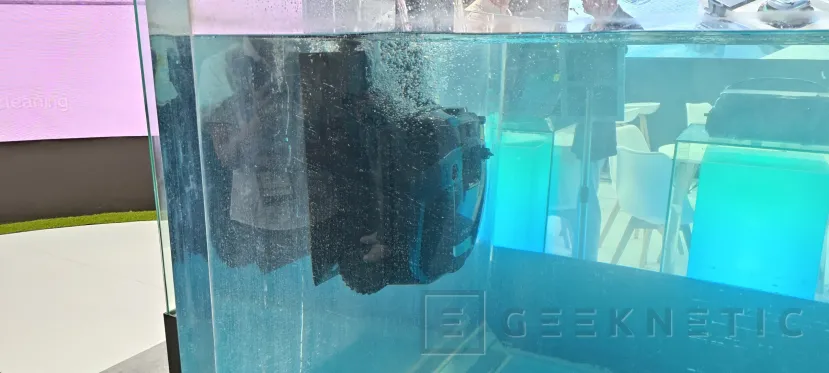 Geeknetic WYBOT S3 limpia la piscina, se vacía solo y utiliza energía solar 2