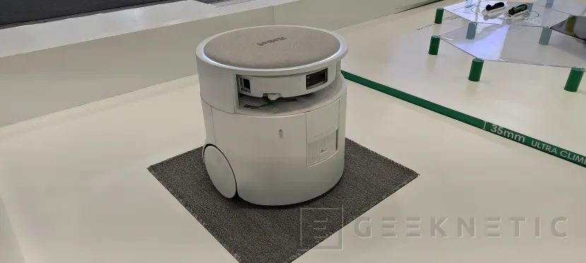 Geeknetic iRobot Roomba Duo transporta un segundo robot para limpiar debajo de los muebles 1