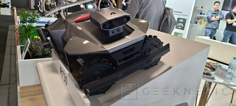 Geeknetic ANTHBOT R730 estrena un brazo que recorta automáticamente los bordes del césped 1