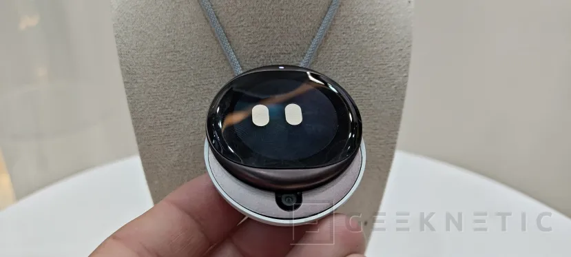 Geeknetic iKairos cambia de colgante a robot de sobremesa y conserva una memoria compartida 2