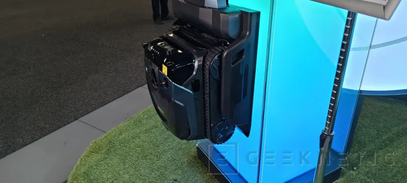 Geeknetic WYBOT S3 limpia la piscina, se vacía solo y utiliza energía solar 1
