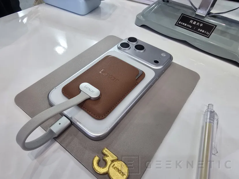 Geeknetic Este es "el SSD portátil más fino del mundo" según Lexar: llega el Muse Ultra-Slim Portable con solo 3,8 mm de grosor 3