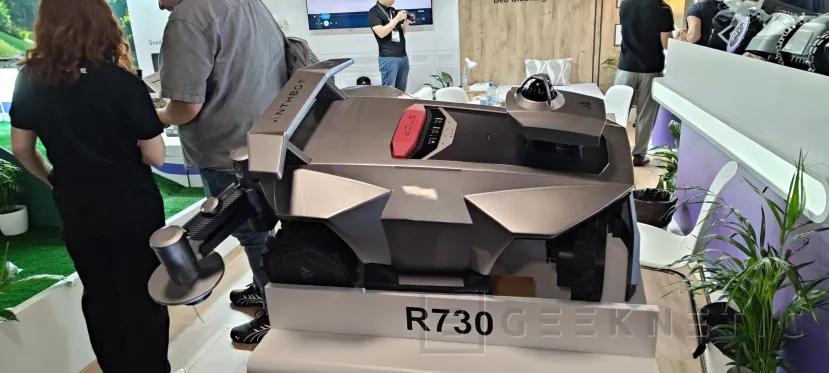 Geeknetic ANTHBOT R730 estrena un brazo que recorta automáticamente los bordes del césped 3